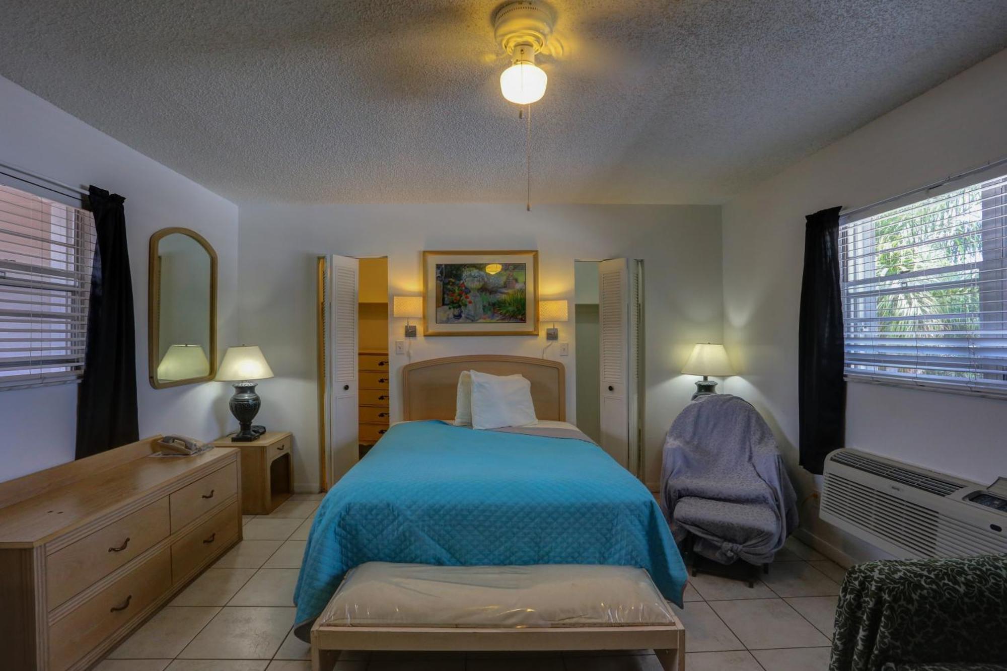Richard'S Motel Studios Hollywood Room photo
