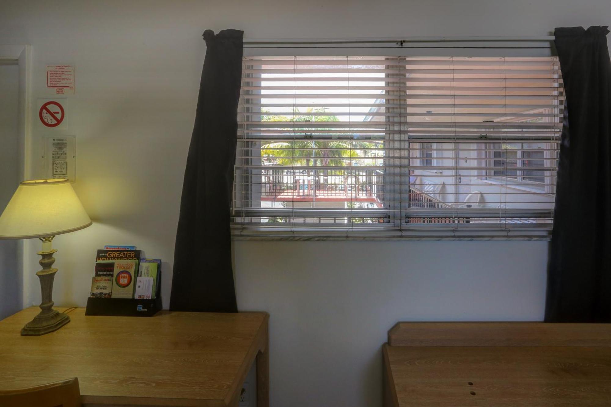 Richard'S Motel Studios Hollywood Room photo