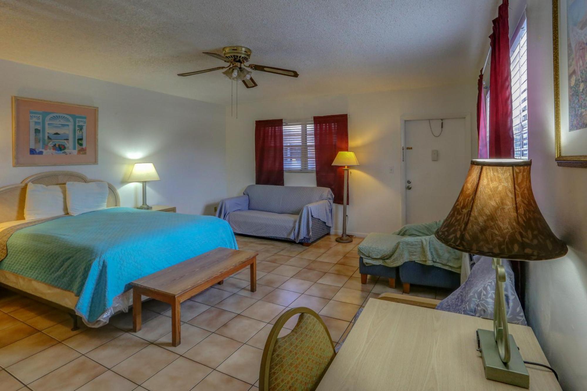 Richard'S Motel Studios Hollywood Room photo